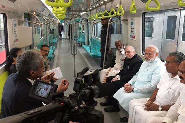 मोदी ने दिखाई कोच्चि मेट्रो को हरी झंडी 